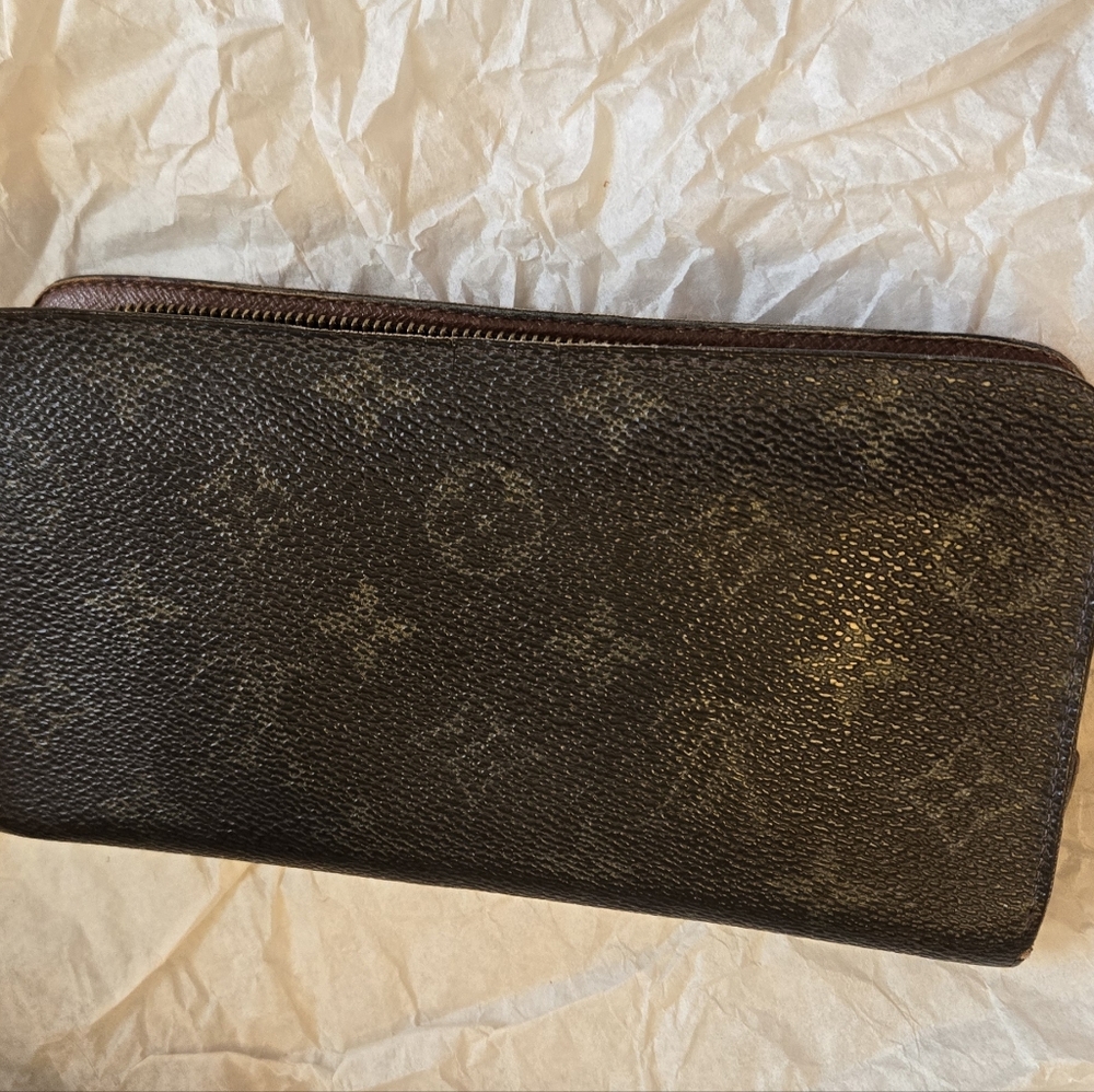 Louis Vuitton Vintage Zippy Wallet- Monogram